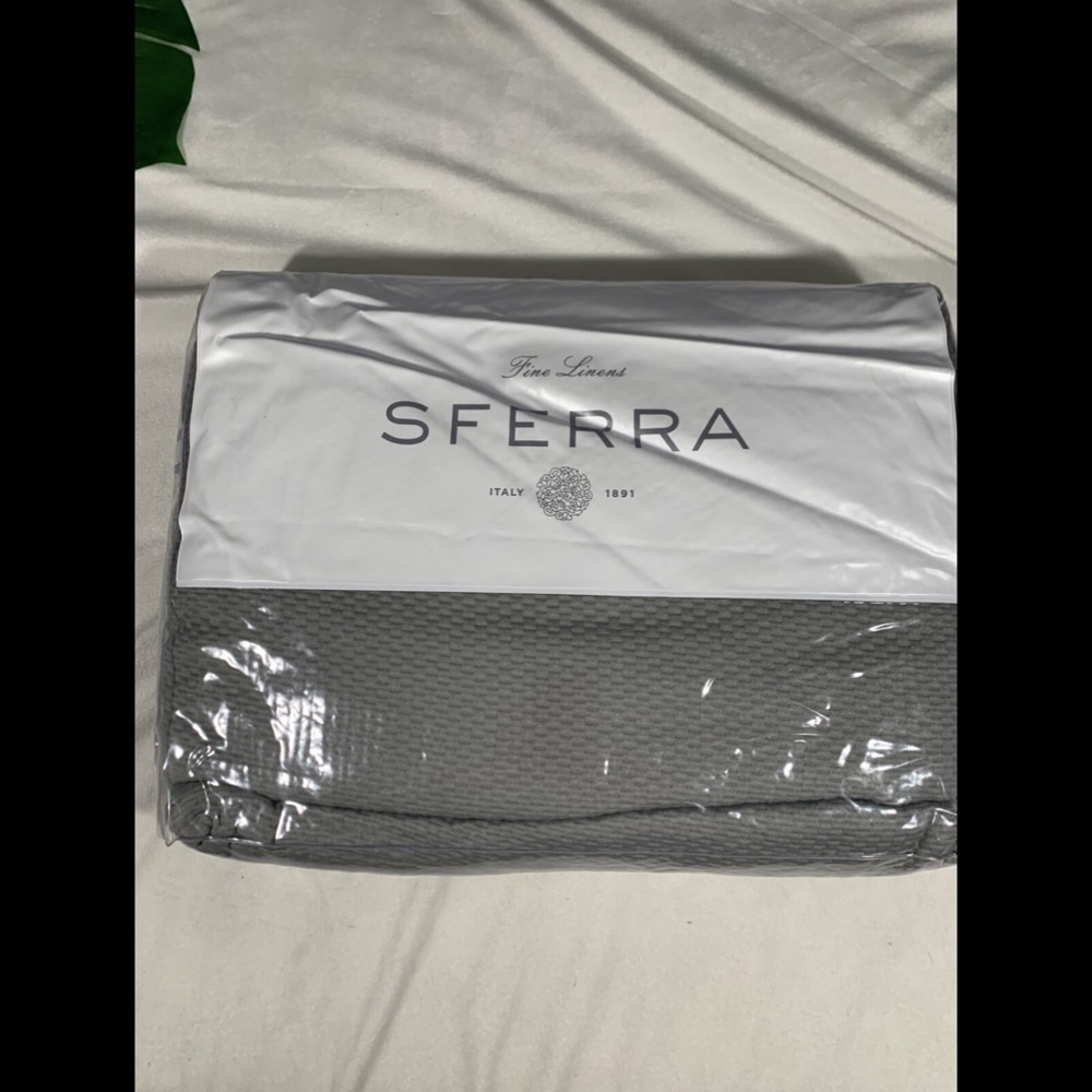 EUC SFERRA Perrio Full/Queen Coverlet Blanket in Silver Grey‎ --DEFECTS--